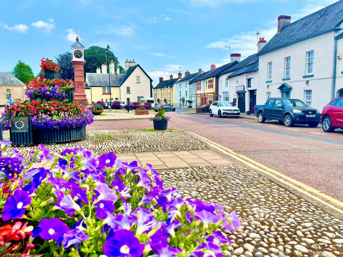 Penderi House Usk With Cymru Holidays Buitenkant foto